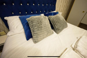 Modern Luxury 2 bed Apartment, Sleeps 6